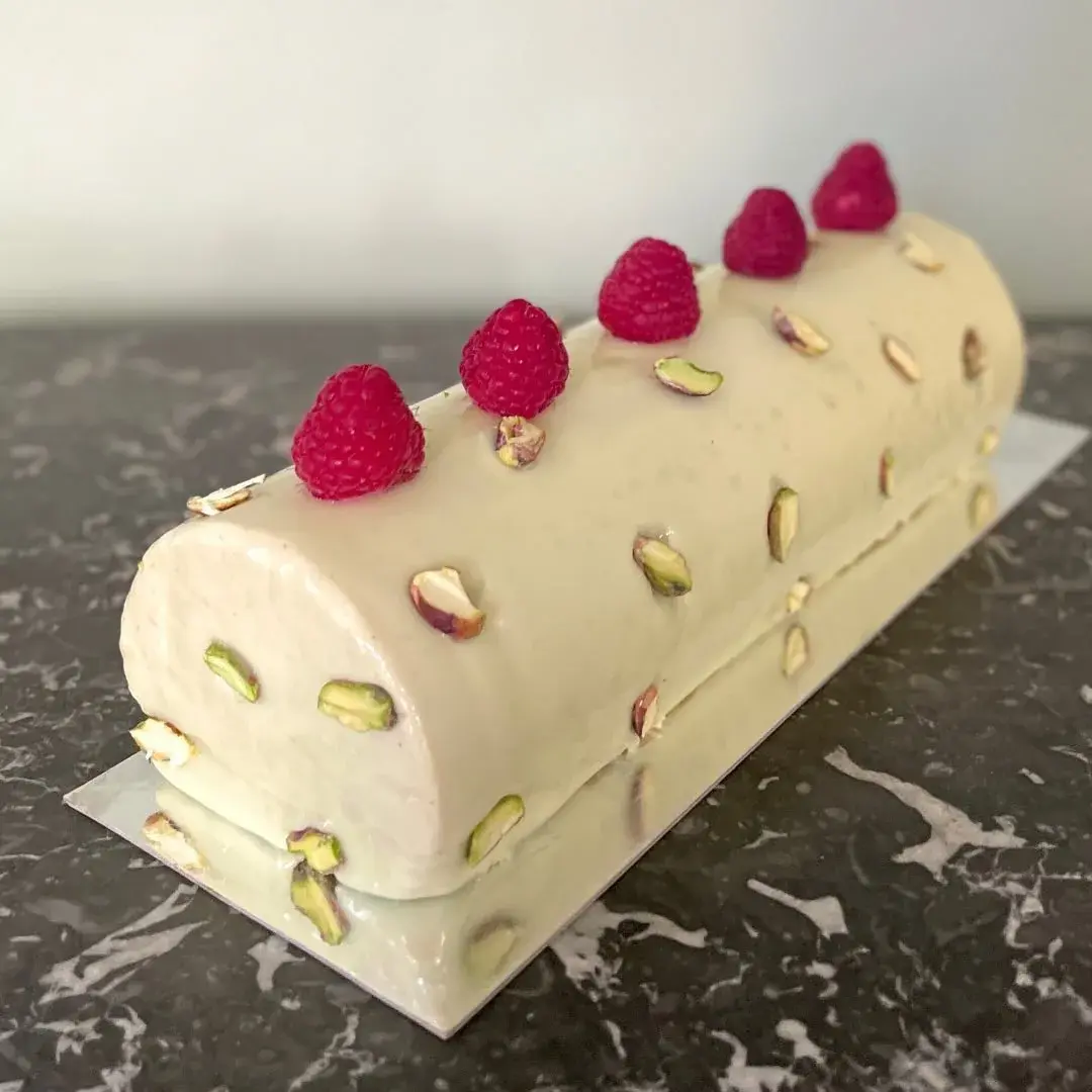 Bûche pistache & framboise, photo 2 sur 3