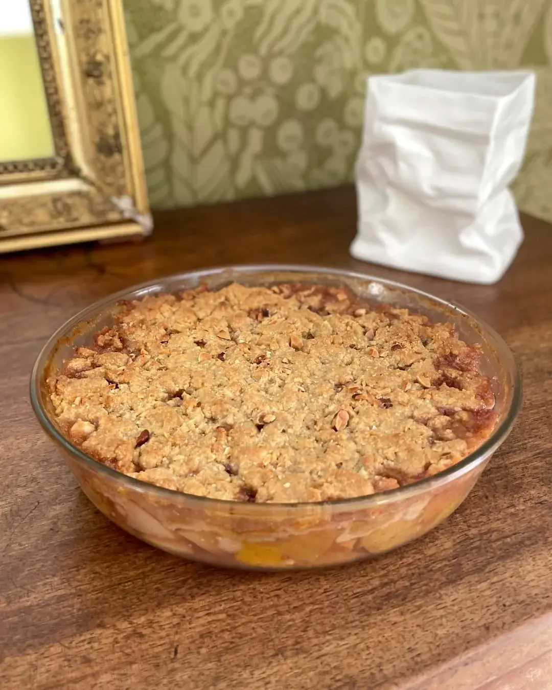 Crumble duo de pêches & éclats d'amandes