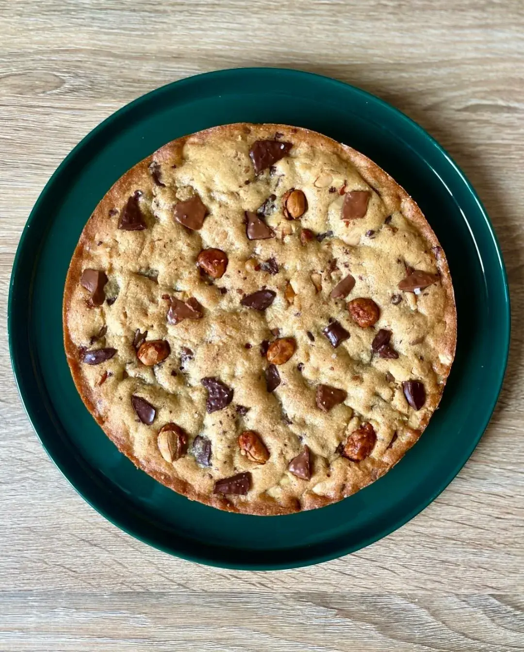 Cookie géant chocolats, chouchous & fruits à coque, photo 2 sur 2